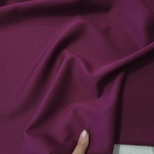 پارچه کرپ مازراتی درجه یک زرشکی – سوپر مازراتی با ایستایی عالی مناسب دوخت مانتو، کت، شلوار و لباس مجلسی